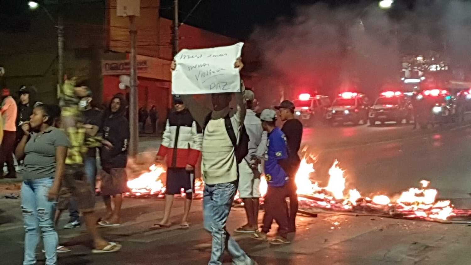 Moradores fecharam todos sentidos da via