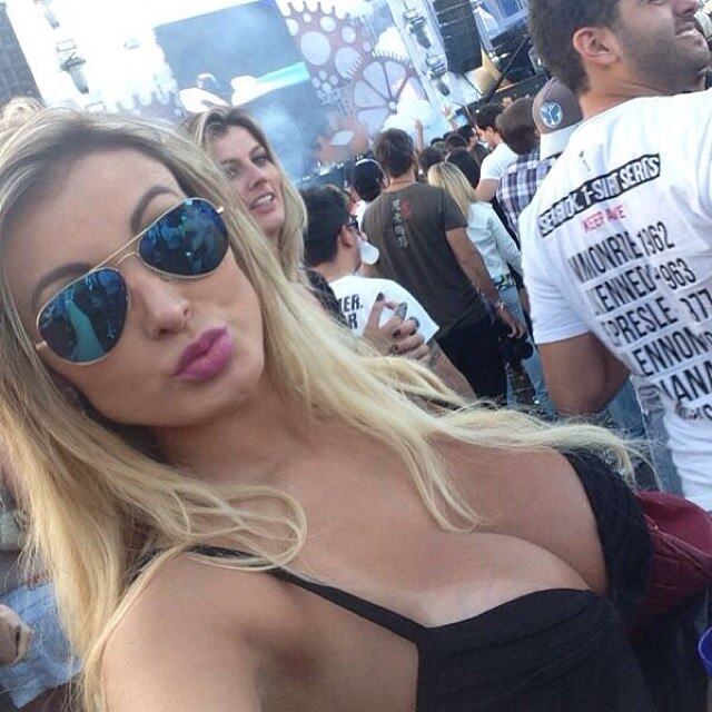 Andressa Urach curte feriado em Santa Catarina