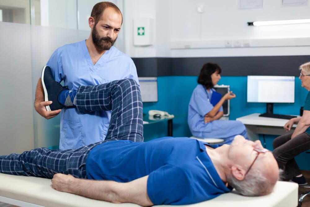 É importante procurar atendimento médico quando as dores nas pernas persistirem por dias