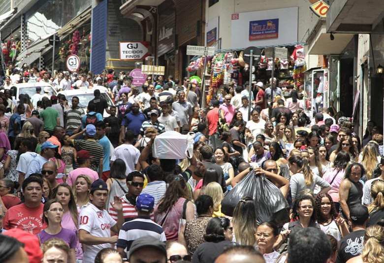 Em termos acumulados, as variações no volume de vendas foram de -0,8% no trimestre e de 1,0% nos últimos 12 meses
