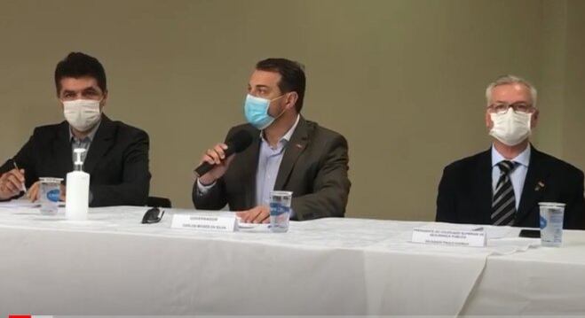 Governador de SC, Carlos Moisés (centro), fala sobre assalto a banco em Criciúma