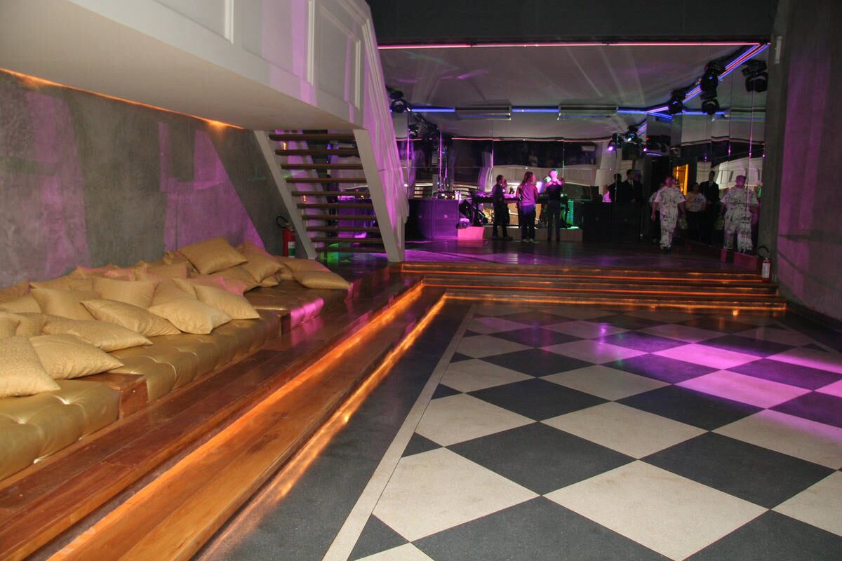 Clube Glória
Quem gostava de black music frequentou bastante a balada às quintas-feiras, na festa Black Tape, uma referência do hip hop na noite da capital paulista