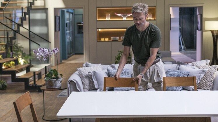 Com boas intenções, Júlio quis fazer uma surpresa para Heloísa e programou um jantar em família. O evento foi por água abaixo quando a esposa descobriu que ele pediu uma mesa emprestada ao vizinho
