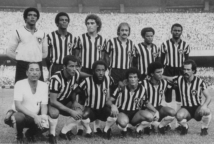 Perivaldo, último em pé da direita para esquerda, morreu aos 64 anos