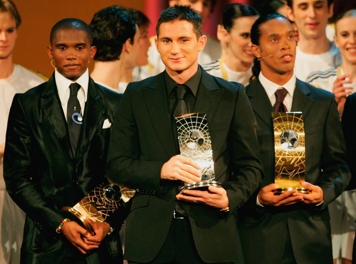 No Barça, Ronaldinho encantou o mundo, ganhou suas duas Bolas de Ouro (2004 e 2005) e chegou a ser cogitado como o novo Pelé. Com a camisa catalã, o jogador desfilou dribles bonitos, entortou adversários, fez gols memoráveis e foi aplaudido em pleno Santiago Bernabéu, casa do maior rival — Real Madrid