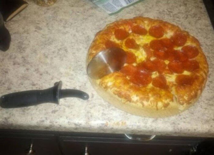 Isso é que é pizza dura, hein? Borda recheada de concreto