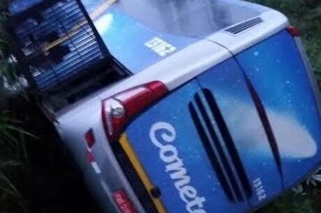 Motorista perdeu o controle na pista molhada e bateu em proteção metálica