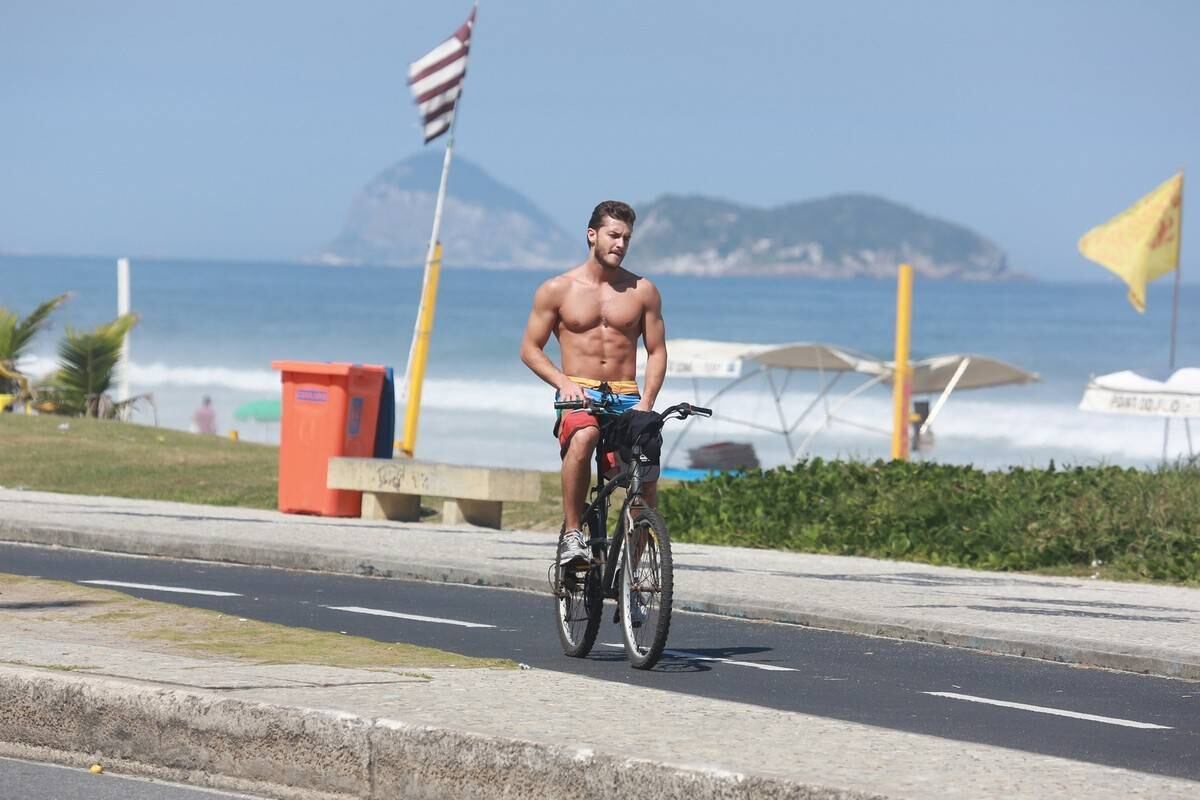 Klebber Toledo mostrou seu tanquinho na orla da Barra da Tijuca nesta segunda-feira (7)