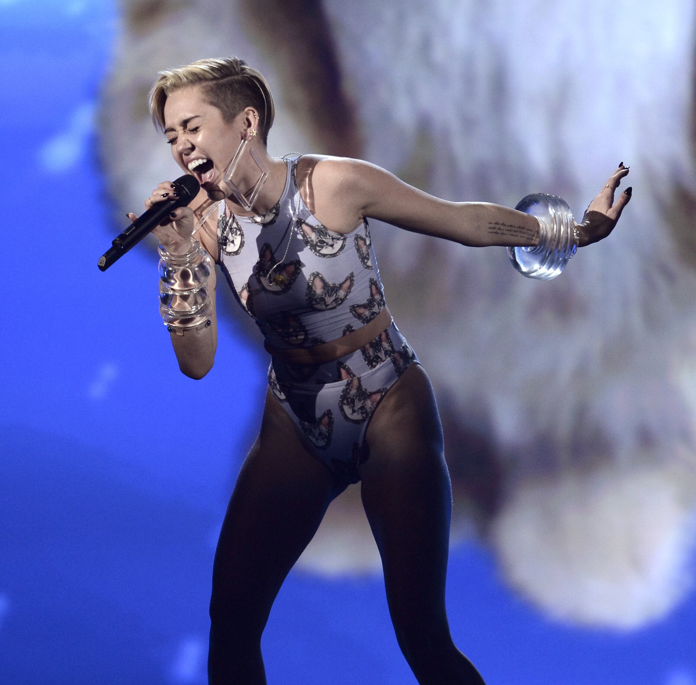 5º - Miley Cyrus - 9,78% dos votos
De Hannah Montana Miley não tem mais nada. Nem o cabelo, já que agora ela usa o estilo joãozinho. No palco, as performances assustam tamanha a ousadia. No VMA deste ano, Miley deu o que falar e chocou ao fazer uma performance extremamente polêmica e cheia de referências sexuais. De top e calcinha cor da pele, ela interagiu com o cantor Robin Thicke. A partir daí, cigarro e roupas provocantes acompanharam a cantora em destaque. No entanto, a mudança não ajudou na votação. Ela ficou bem mal no resultado final
