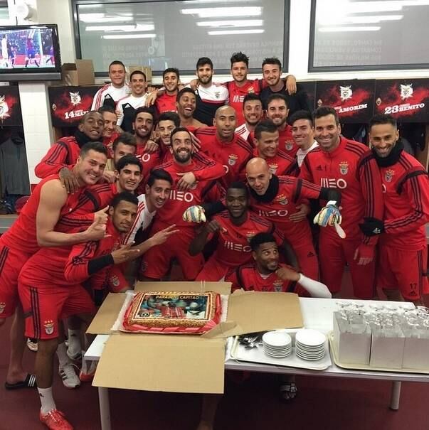 Recentemente ele completou 34 anos e ganhou uma festa dos companheiros. Note o detalhe do bolo sobre a mesa: "Parabéns, capitão"