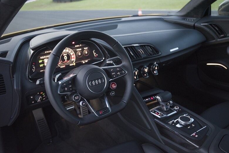 Na cabine, o R8 V10 Plus é extremamente luxuoso, mas dispensa certos mimos, para não ficar pesado e corresponder como o carro de corrida que é. Não há 1.001 botões, e o painel é totalmente voltado ao condutos