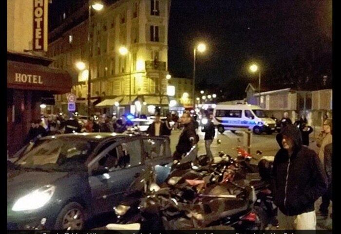 O criminoso, ainda de identidade desconhecida, entrou em um restaurante disparando uma metralhadora Kalashnikov

