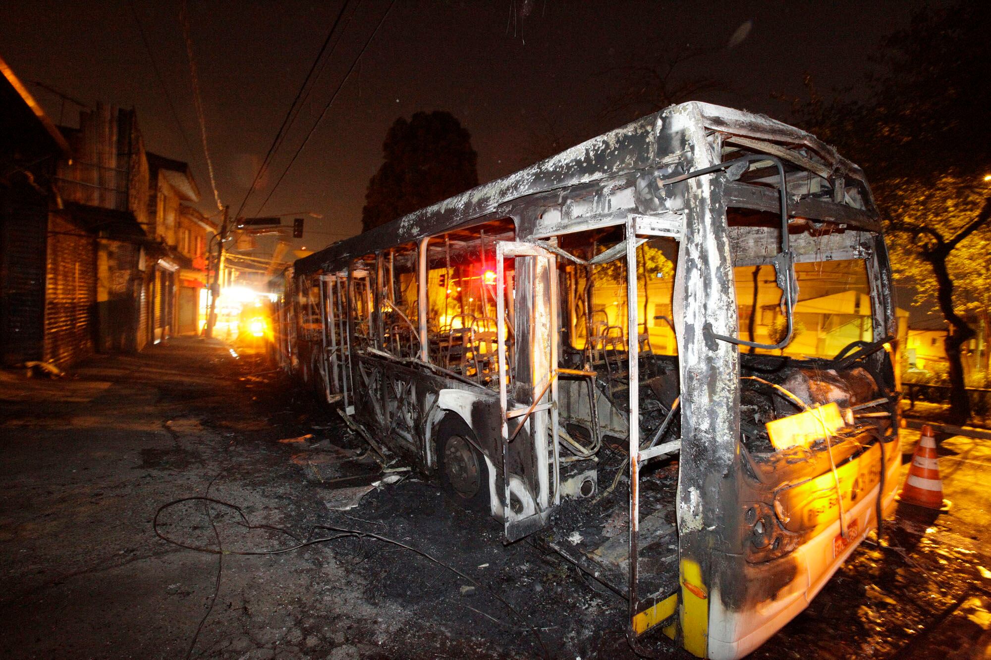 Ônibus pega fogo, durante a madrugada, na Estrada de Mogi das Cruzes, na zona leste de São Paulo