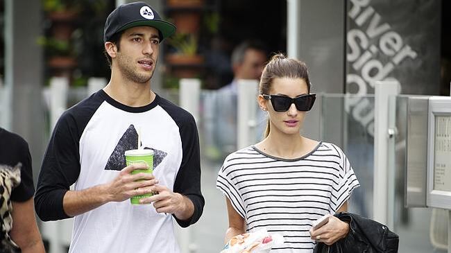 Daniel Ricciardo e Jemma Boskovich namoram desde os tempos do colégio 