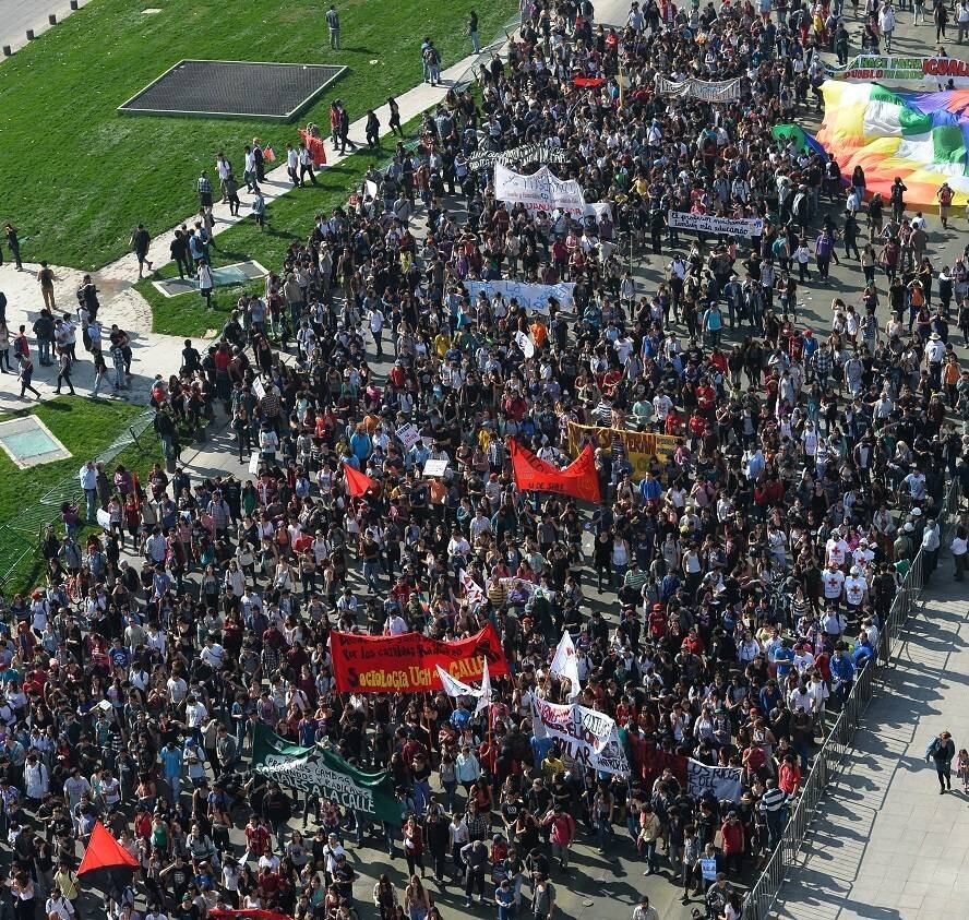 Milhares de manifestantes tomam as ruas nesta quinta-feira (8) no Chile. Os protestos saíram de uma praça no centro de Santiago. 

Manifestantes pedem por educação pública gratuita e de qualidade. Este é o primeiro protesto contra o governo de Michelle Bachelet 