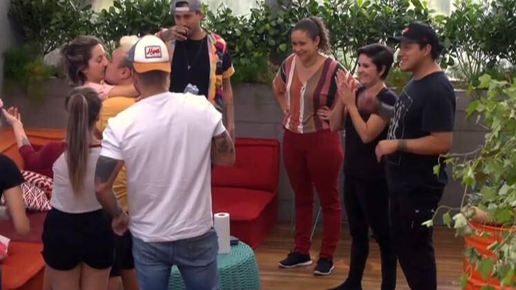 Nat não hesitou em aceitar o pedido. Cadu contou que está muito apaixonado pela chef. Os dois pensam em continuar o relacionamento fora da competição. Um show de fofura!
O Top Chef Brasil 3 é produzido pela Floresta e vai ao ar às sextas-feiras, logo após A Fazenda, a partir das 23h15.