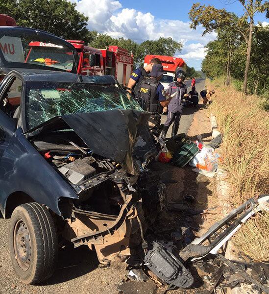 Os veículos ficaram completamente destruídos com o impacto da batida e precisaram ser encaminhados para o pátio da polícia