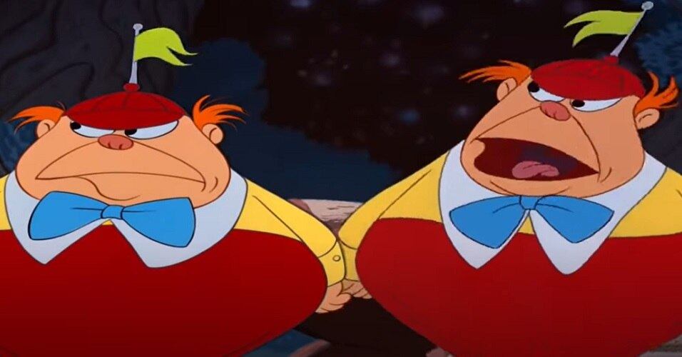 Cena importante número 4: Alice continua perseguindo o Coelho. No caminho, encontra os gêmeos Tweedledee e Tweedledum, que contam a história da Morsa e do Carpinteiro.