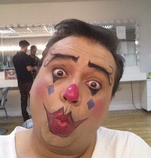 É nítido a felicidade de Geraldo Luís em maquiar o rosto para virar palhaço