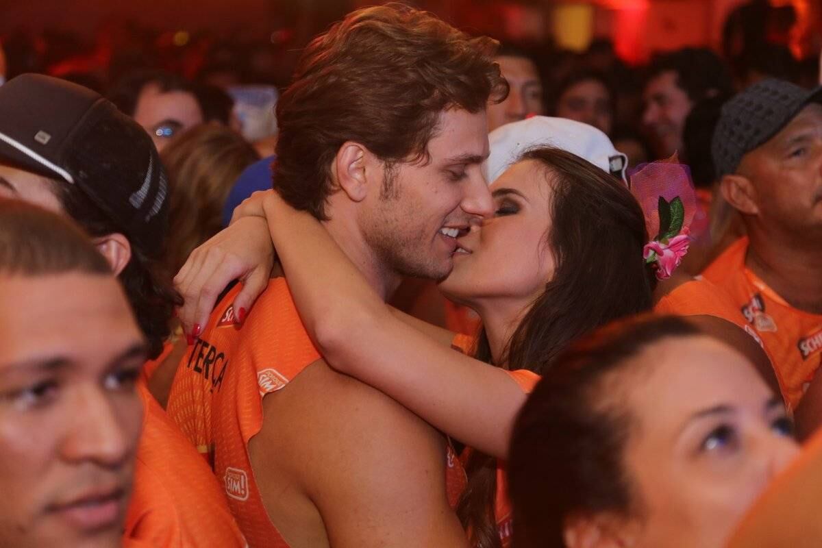 Os dois se beijaram muito