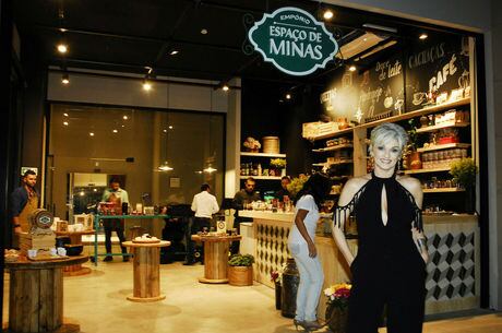 Andréa Nóbrega em seu novo empreendimento