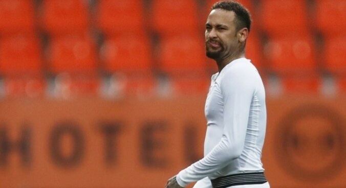 Neymar faz dois gols, mas PSG perde do modesto Lorient
