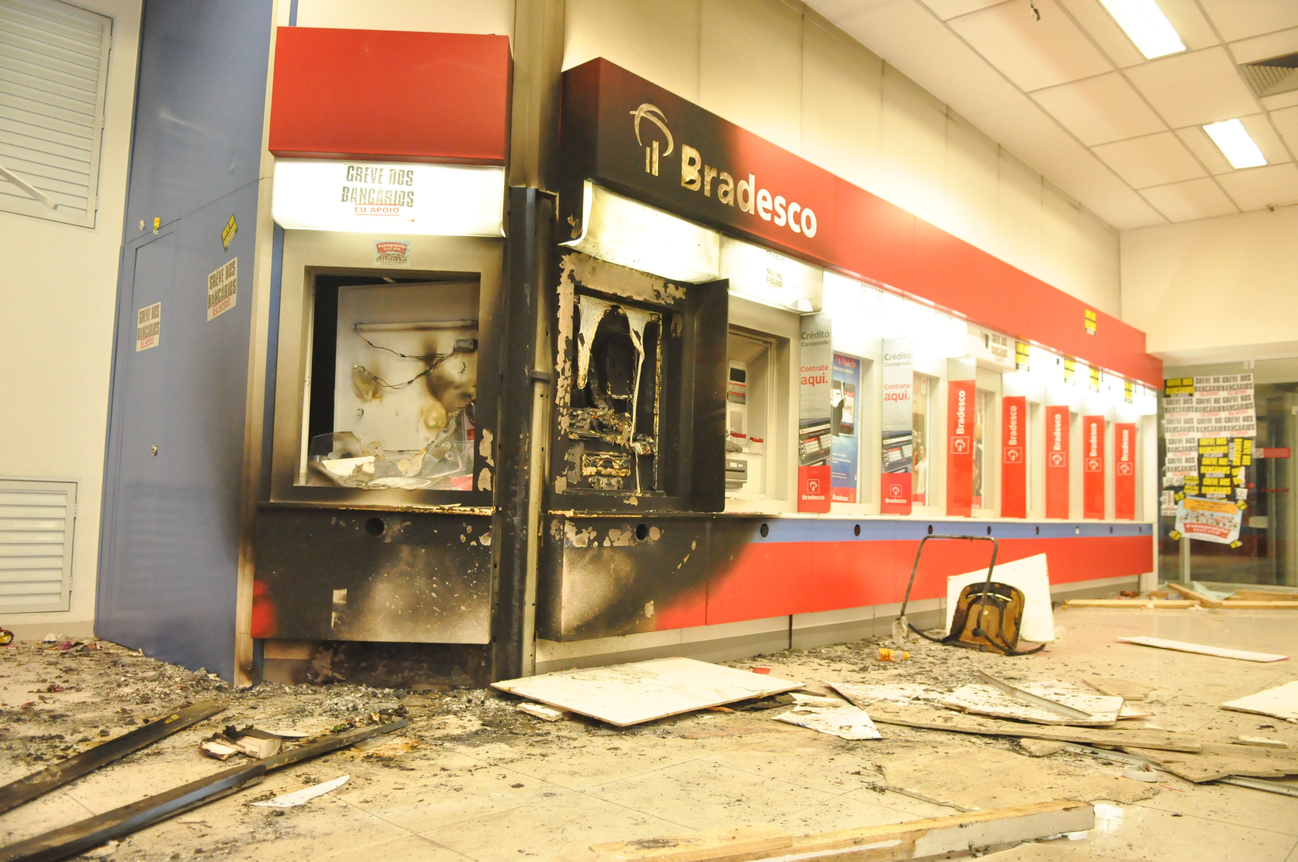 Os manifestantes querem o cancelamento do novo plano de carreira dos professores municipais. Além disso, o grupo condena a truculência da Polícia Militar na contenção aos recentes protestos na cidade