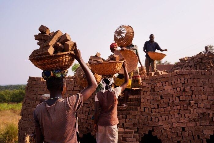 O Burundi, que fica no leste da África, aparece em terceiro
lugar no índice. São 408.000 pessoas trabalhando em regime de escravidão entre
10.199.270 habitantes. A proporção é de 39,95 trabalhadores sendo explorados a
cada 1.000 pessoas
