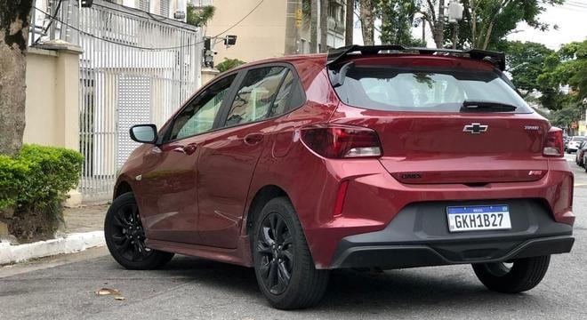 Já o Onix RS, mudou somente no visual. Na dianteira o compacto da GM ganhou grade colmeia na cor preto brilhante e outros itens