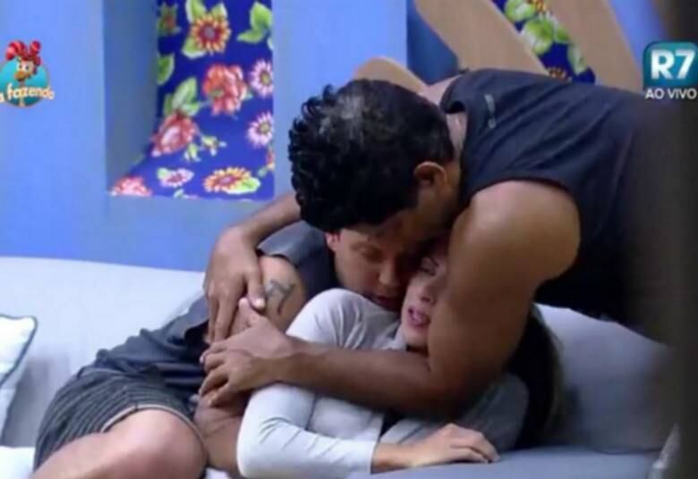 Aliás, Luka já demostrou várias vezes que tem mais afinidade com Ana Paula Minerato do que com Mara Maravilha. O peão também jurou lealdade ao amigo Thiago Servo

+ Rola edredom ou será que Mara Maravilha e Marcelo estão carentes mas estão legais? Clique e tire as suas conclusões!
+ Confira doze momentos de A Fazenda 8 que representam você na vida
+ Marcelo Bimbi e JP Mantovani provam que são boys magia em qualquer momento do dia

