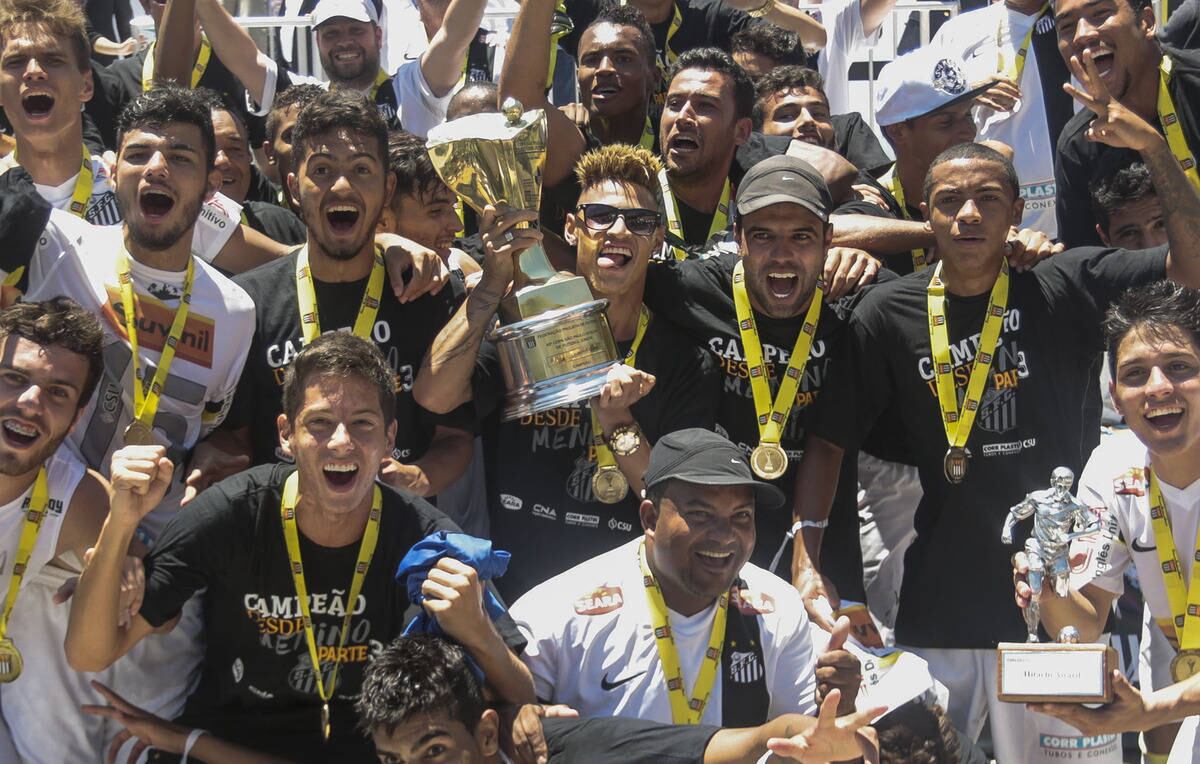 Em um jogo disputado e com final dramático, o talento do ataque do
Santos fez a diferença e o Peixe venceu o Corinthians por 2 a 1 para
conquistar o tricampeonato da Copa São Paulo de Futebol Júnior.


O Santos entrou em campo sem o jovem Neílton, que não se recuperou de
uma lesão no  tornozelo sofrida na semifinal contra o Atlético-MG, e foi
o principal destaque da equipe na conquista de 2013. Leia mais