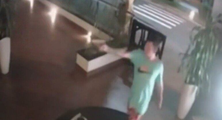 Suspeito foi flagrado pelas câmeras de segurança, mas, até o momento, não houve a prisão