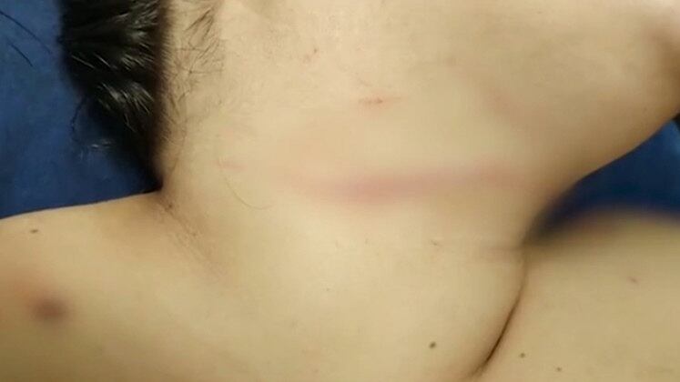 Naquele momento, Isabela foi encurralada no quintal de casa. O suspeito portava um simulacro de arma e uma faca. As câmeras de segurança registraram poucos segundos do ataque, no qual ela foi brutalmente agredida com, pelo menos, dez golpes de faca