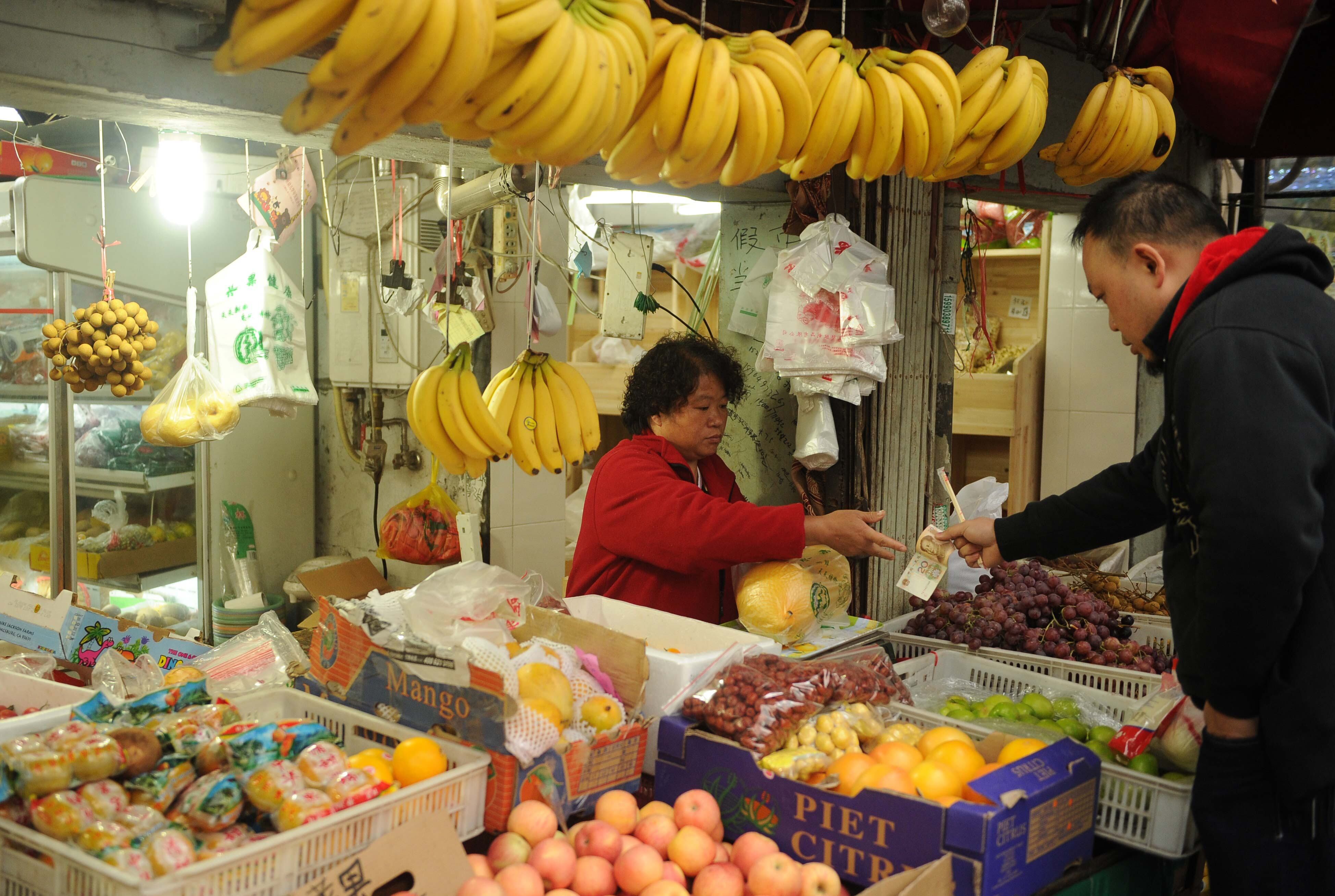 Chinês faz compras em pequeno mercado de Xangai