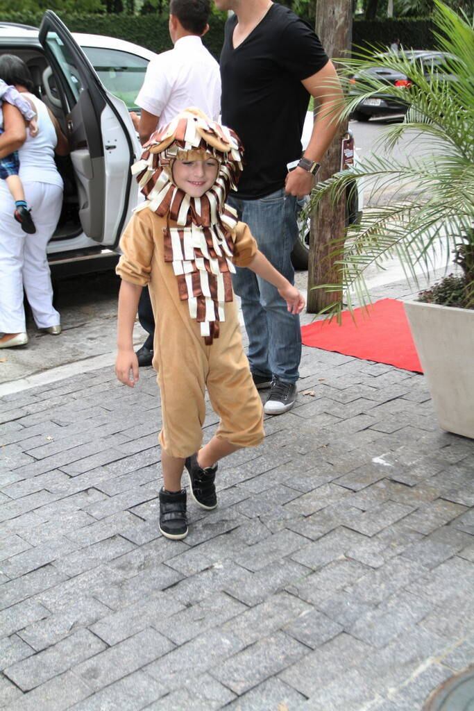 Vestido de Rei Leão, Noah reuniu os amiguinhos nesta quarta-feira (18)