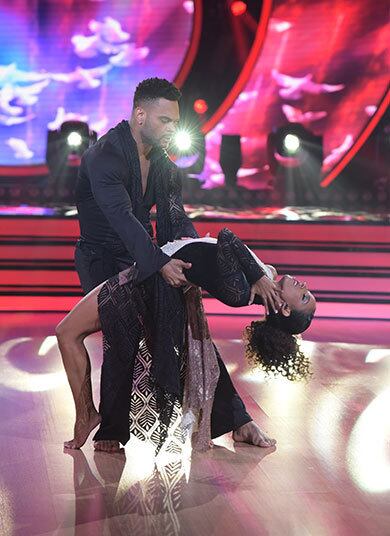 Tony Salles e Bruna Rocha brilharam no zouk com coreografia forte, mas foram eliminados com 20,30% dos votos