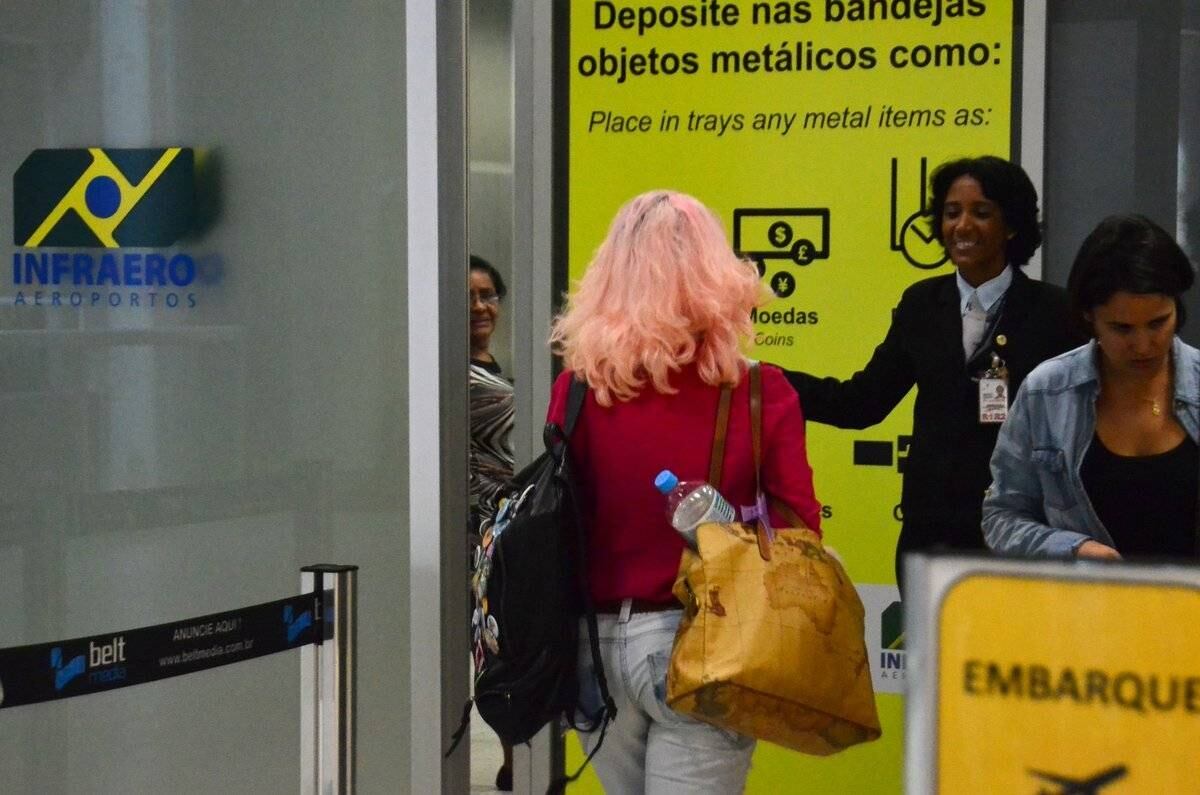 De costas, a situação capilar de Bruna não está muito melhor