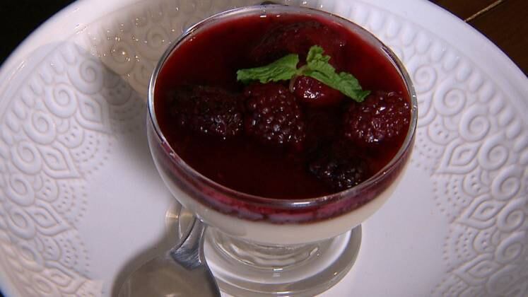 Panna cotta de iogurte com frutas vermelhas
Ingredientes:
500g de iogurte natural (dê preferência ao Grego por ser mais cremoso)
150ml de leite integral
30ml de essência de baunilha
2 colheres (sopa) de açúcar
6g de gelatina incolor dissolvida em água (1/2 envelope)
Geleia de frutas vermelhas a gosto
Frutas vermelhas a gosto
Modo de Preparo:
1. Em uma panela, misture o iogurte, leite, essência de baunilha e açúcar
2. Misture bem e cozinhe em fogo médio mexendo até levantar fervura. Assim que levantar, desligue o fogo
3. Misture bem a gelatina incolor dissolvida em água
4. Coloque em taças de vidro e deixe esfriar
5. Cubra com papel filme, levar para a geladeira e deixe no mínimo por 6 horas
6. Após 6 horas na geladeira, deverá estar com uma consistência semelhante a gelatina
7. Para finalizar coloque uma camada de geleia de frutas vermelhas e em seguida as frutas vermelhas