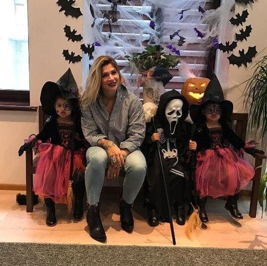 Ou nesta outra, em que Bruno Lucas, Rafaella e Sophia aparecem no clima do Dia das Bruxas