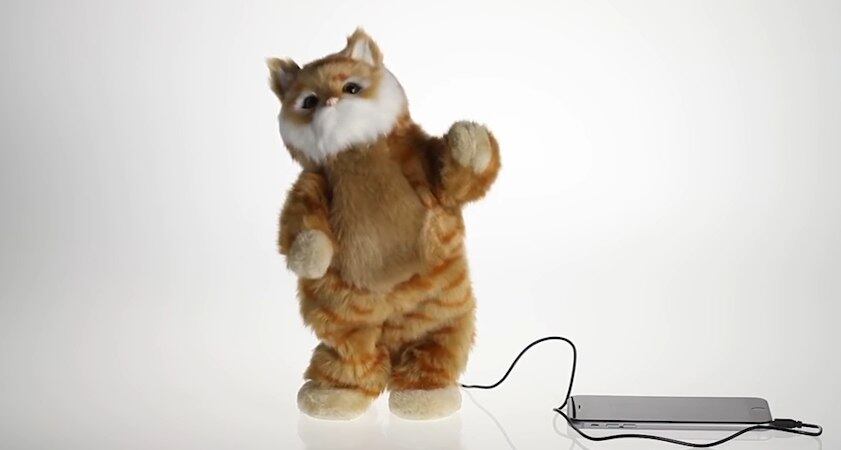 Animais que dançam conectados ao som do iPhone. Só que esse modelo de caixa de som só funciona com a conexão de áudio que a Apple "matou"