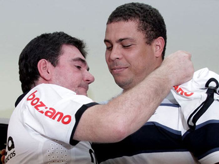 Corinthians: embora aposentado desde 2011, Ronaldo mantém contrato de imagem até dezembro deste ano com o último time de sua carreira. Segundo informações do Diário de S.Paulo, ele ganha R$ 155 mil ao mês para ser embaixador do Timão, ou seja, espalhar o nome do clube mundo afora