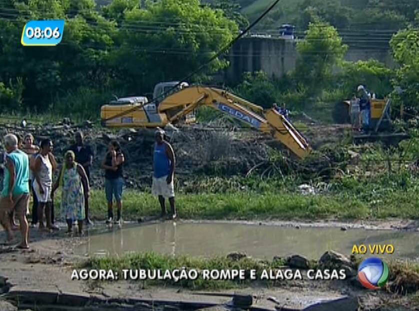 No ano passado, outra tubulação rompeu e também provocou estragos na região, segundo moradores