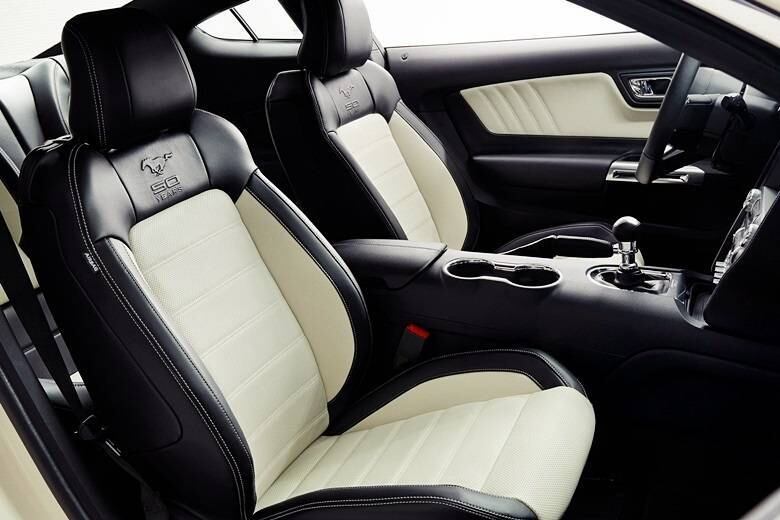 Os bancos dianteiros, como era de se esperar, têm apoios laterais pronunciados, para reforçar a esportividade