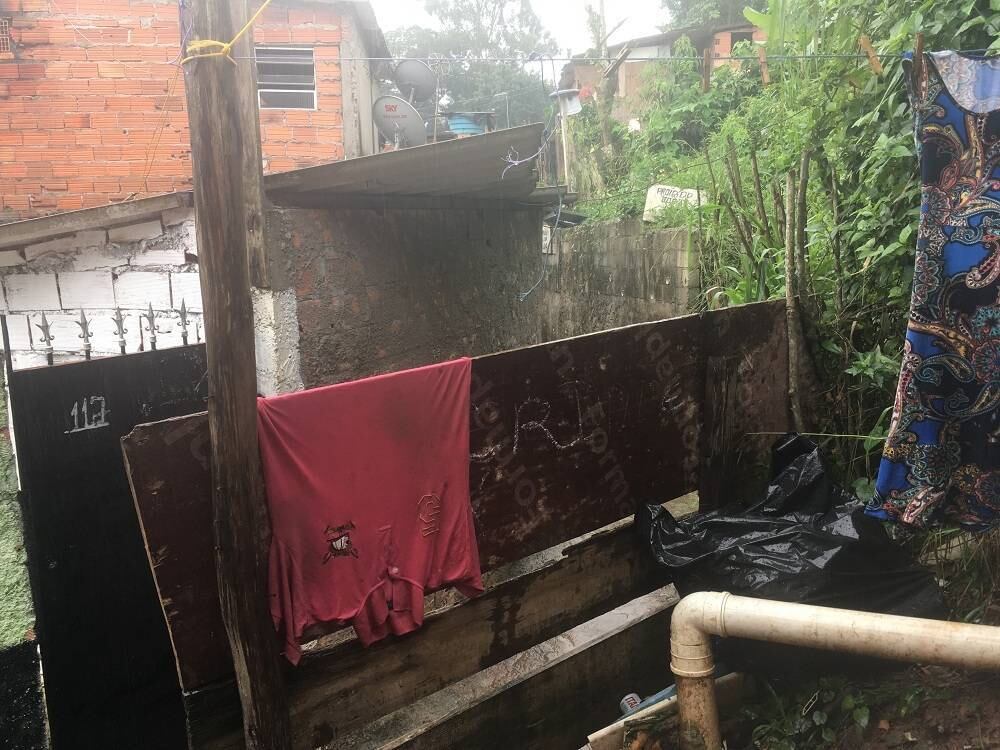 A reportagem do R7 esteve na casa do vendedor ambulante Wilson Alberto Rosa, no extremo da zona sul de SP