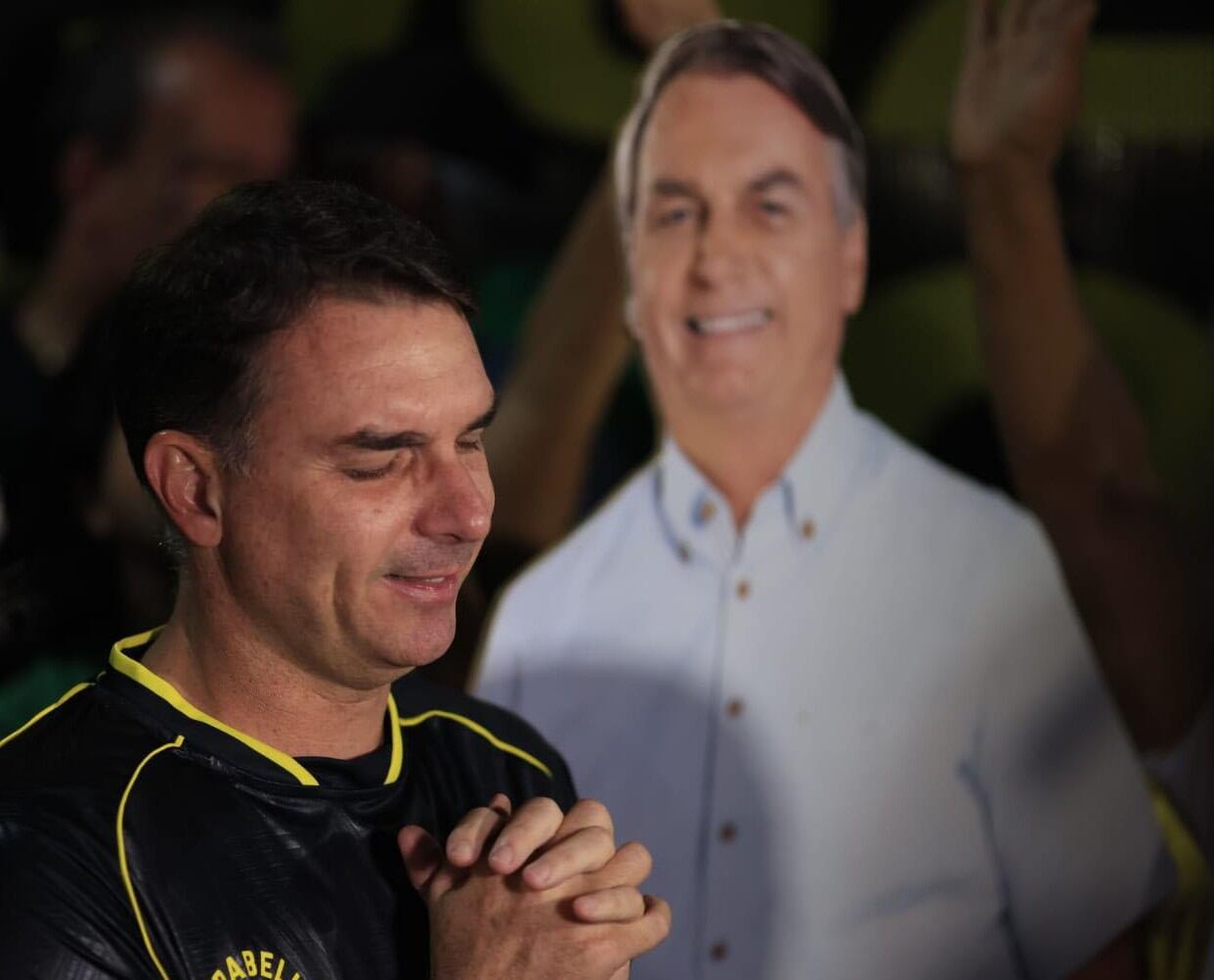 DF - BOLSONARO/PRISÃO PREVENTIVA/VIGÍLIA/AGRESSÃO - POLÍTICA - Vigília evangélica conclamada pelo senador Flávio Bolsonaro (PL-RJ) em frente ao condomínio onde o ex-presidente Jair Bolsonaro (PL) estava em prisão domiciliar, na noite deste sábado, 22. Um homem foi agredido durante a vigília. Identificado como Ismael Lopes e evangélico, o homem pediu para discursar e foi autorizado pelo filho de Bolsonaro. Com o microfone em mãos e ao lado de Flávio Bolsonaro, ele disse que o ex-presidente deveria pagar por ter aberto 700 mil covas durante a pandemia de covid-19. Ele teve o microfone tomado e foi empurrado para fora da aglomeração bolsonarista. Enquanto era afastado, recebeu pontapés. 22/11/2025 - Foto: WILTON JUNIOR/ESTADÃO CONTEÚDO