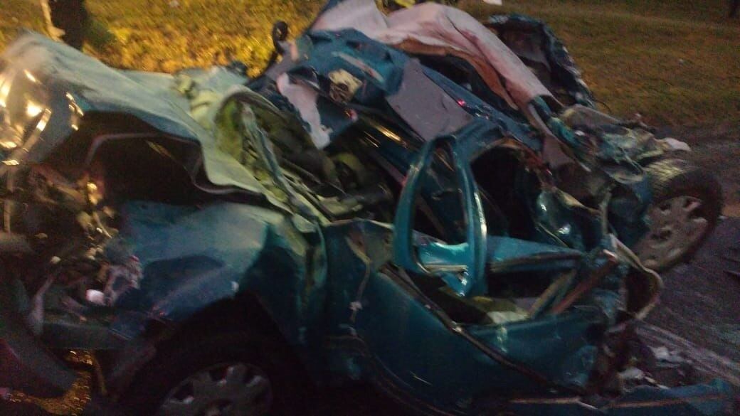 Acidente envolvendo carro e dois caminhões deixa três mortos em SP