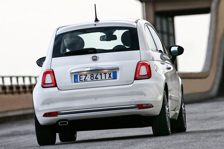 Na traseira, o para-choque também é novo (assim como o
dianteiro) e as lanternas também foram retrabalhadas