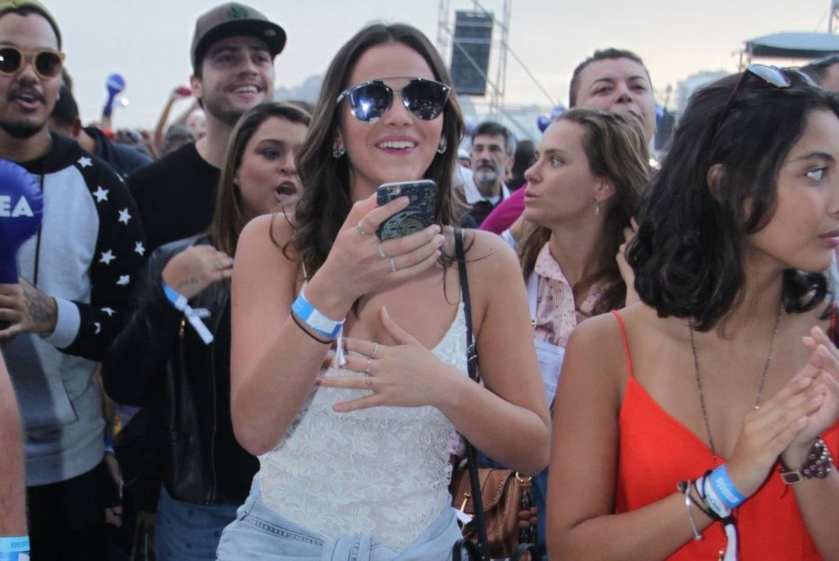 Bruna Marquezine era uma das mais empolgadas. Ela cantou junto, pulou, tirou fotos e se divertiu com os colegas famosos