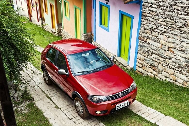 O motor é sempre o 1.0 flex de 73/75 cv a 6.250 rpm e 9,5/9,9 kgfm a 4.500 rpm de torque. Este trabalha associado ao câmbio manual de cinco marchas e tem apelo na economia — é nota A no Programa de Etiquetagem do Inmetro