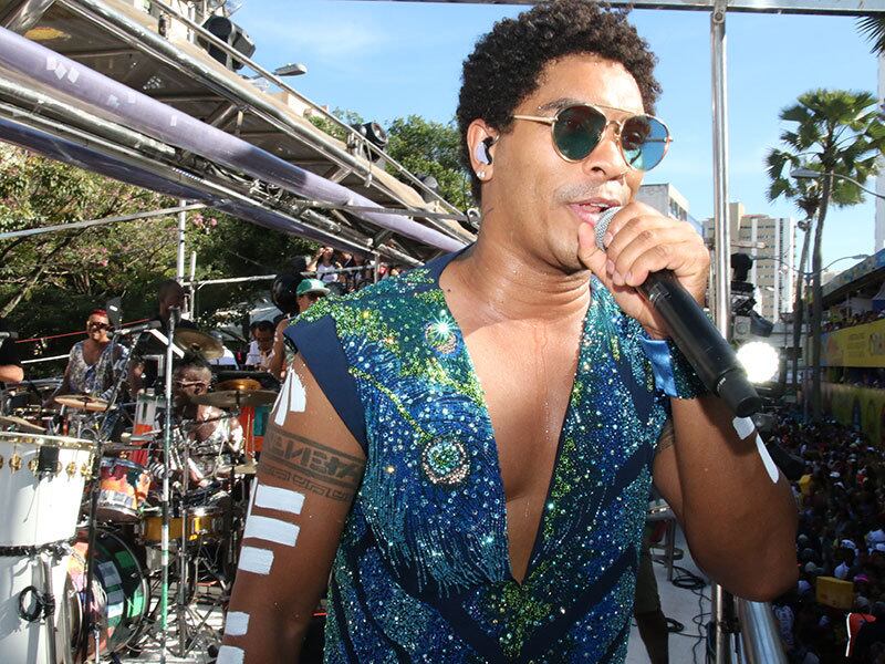 A Timbalada puxou o bloco Coruja na tarde deste domingo. Denny também estava com o figurino azul, combinando com Millana, e não dispensou a tradicional pintura no corpo